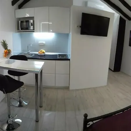 Kuzma And Apartment Split